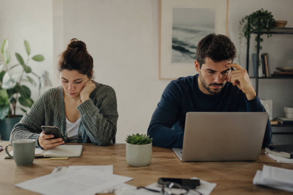 coppia distante per stress da lavoro a casa